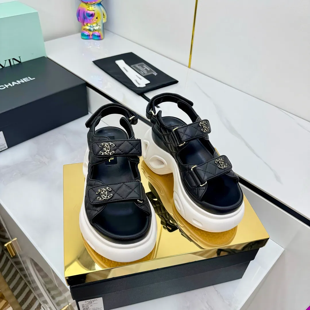 👟👟Ex-factory price 680👟👟 Top version... Chanel｜Chanel Xiaoxiang Velcro Beach Slippers Slippers Casual Beach Shoes 25ss Spring and Summer New Style! Beach shoes are a hit all over the internet! The latest model from the counter, I am still willing to buy it on my feet. It must be ranked among the most popular models. It is invincible in all seasons. Various bloggers and Internet celebrities can see the matching styles. Highly recommended. Pearlescent sheepskin upper, sheepskin lining, suede for feet. Original open-molded TPU outsole size: 35-40 (customized for 40 and 41). Full set of original packaging 👉 👉 👉 👉 👉